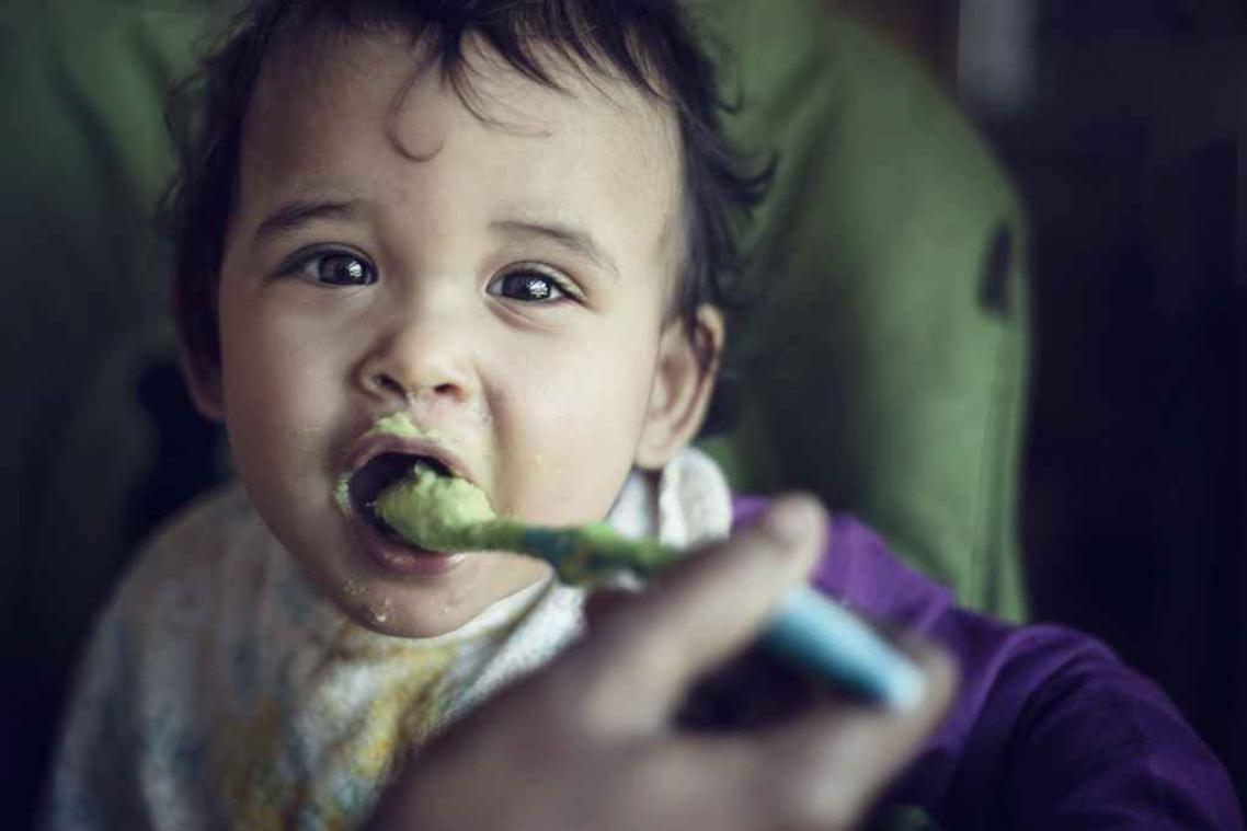 Ouders geven baby's te grote porties