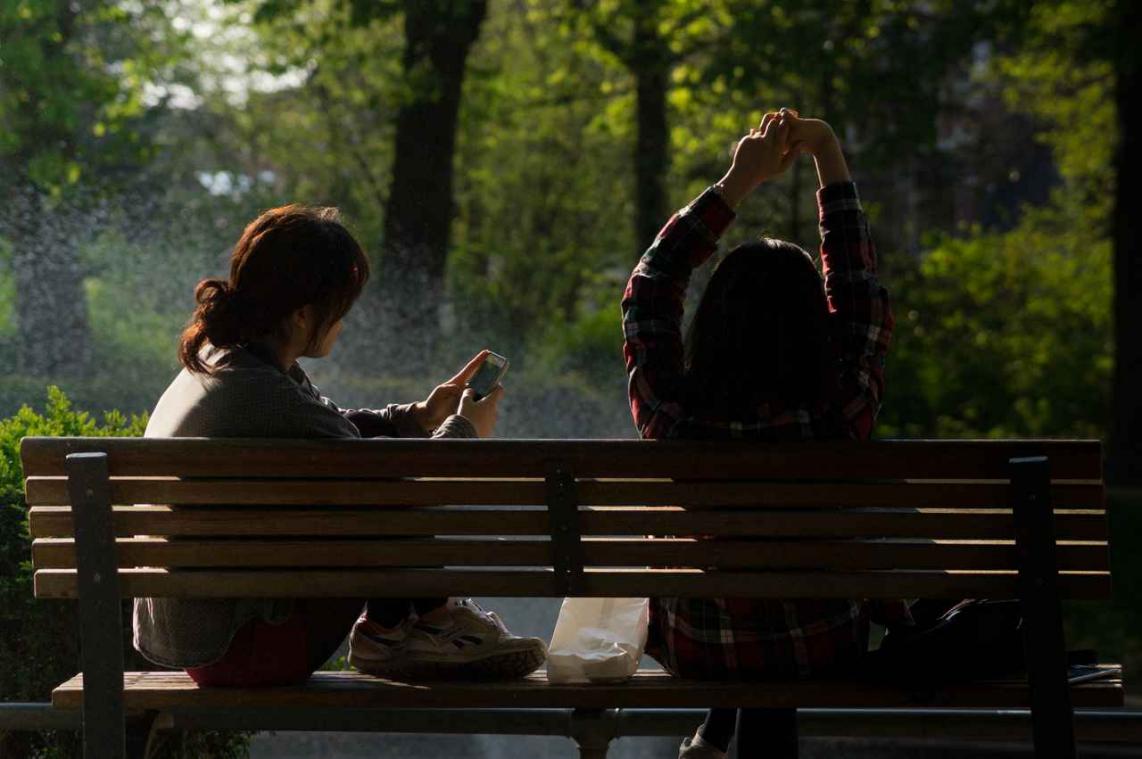 Mensen knopen niet graag gesprek aan als smartphone zichtbaar is