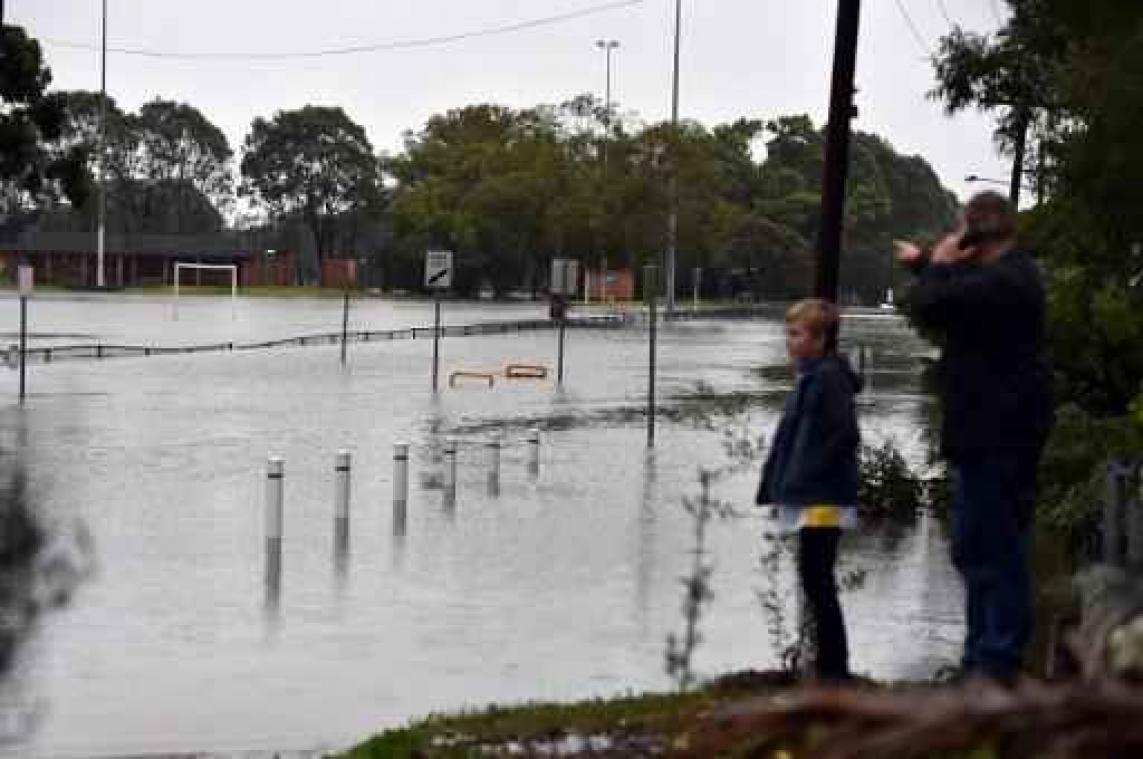 Drie doden bij Australische overstromingen en stormen