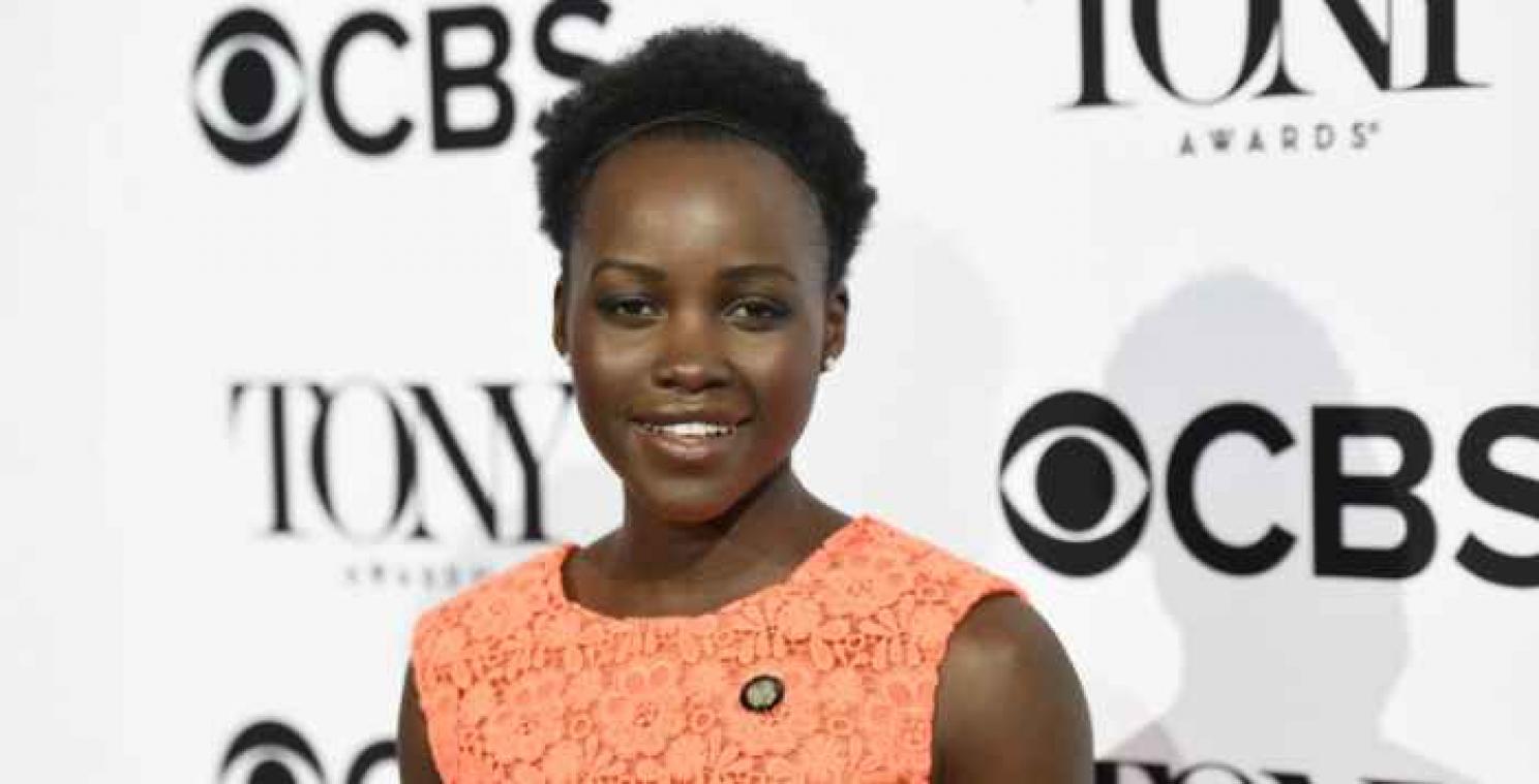 Lupita Nyong'o zet illegale filmer in het theater op haar plaats
