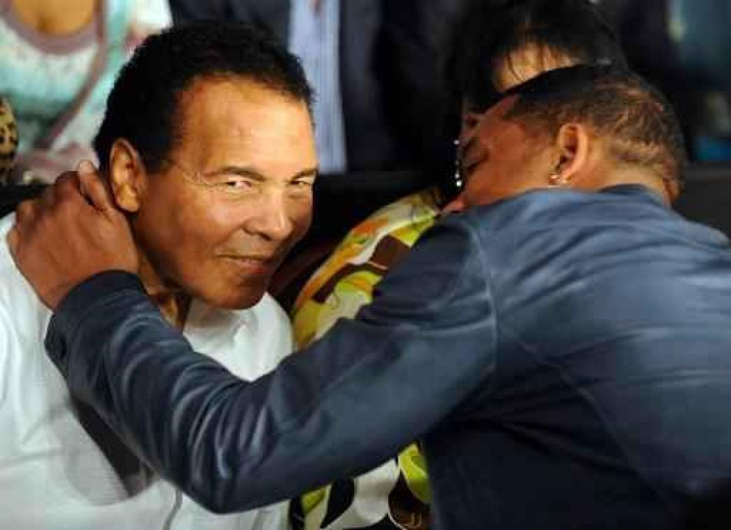 Muhammad Ali overleden - Will Smith en Lennox Lewis dragen doodskist bij begrafenis