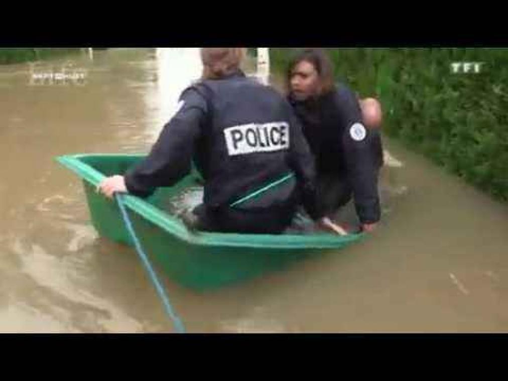 Hilarische reddingsoperatie van politie valt in water