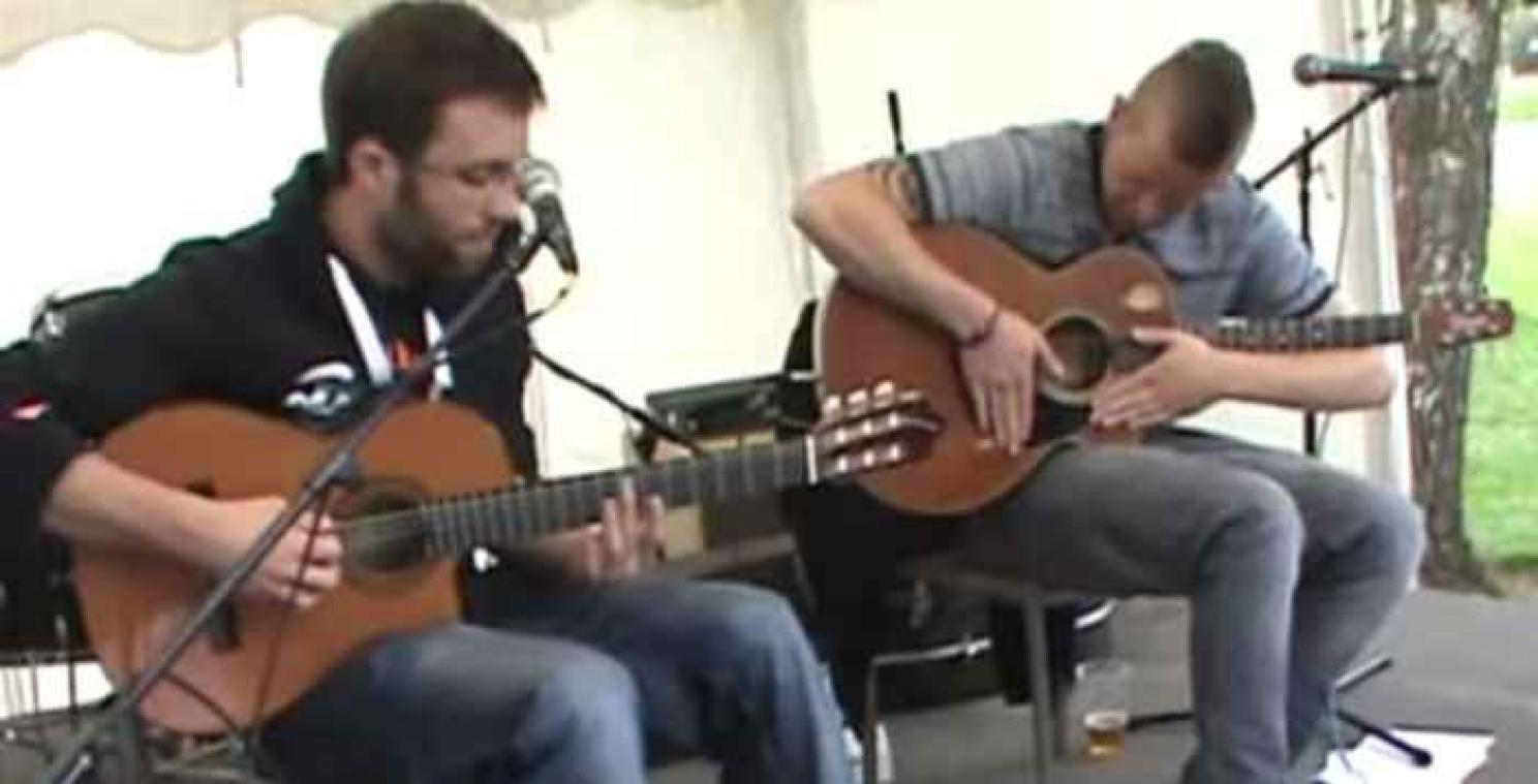 Dit duo brengt de hits van Daft Punk met akoestische gitaren