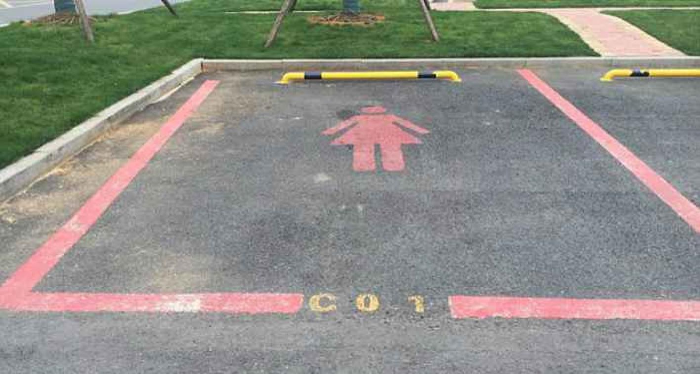 Roze parkeerplaats voor vrouwen oogst ophef