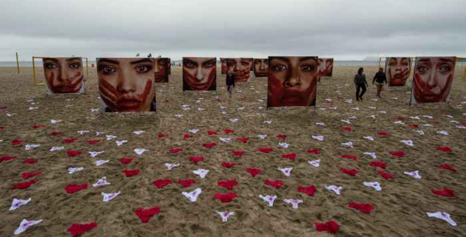 Braziliaans strand is bezaaid met onderbroeken uit protest