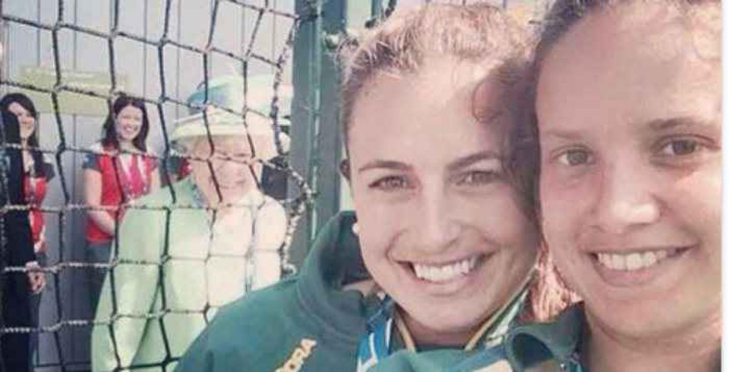 The Queen zorgt voor een hilarische photobomb