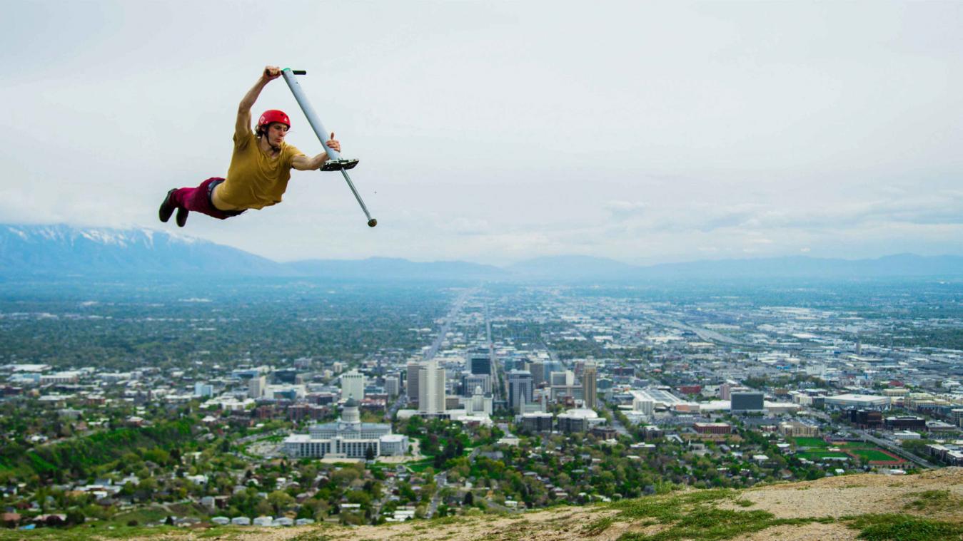 Freestyler waagt zich aan fenomenale tricks met pogo-stick