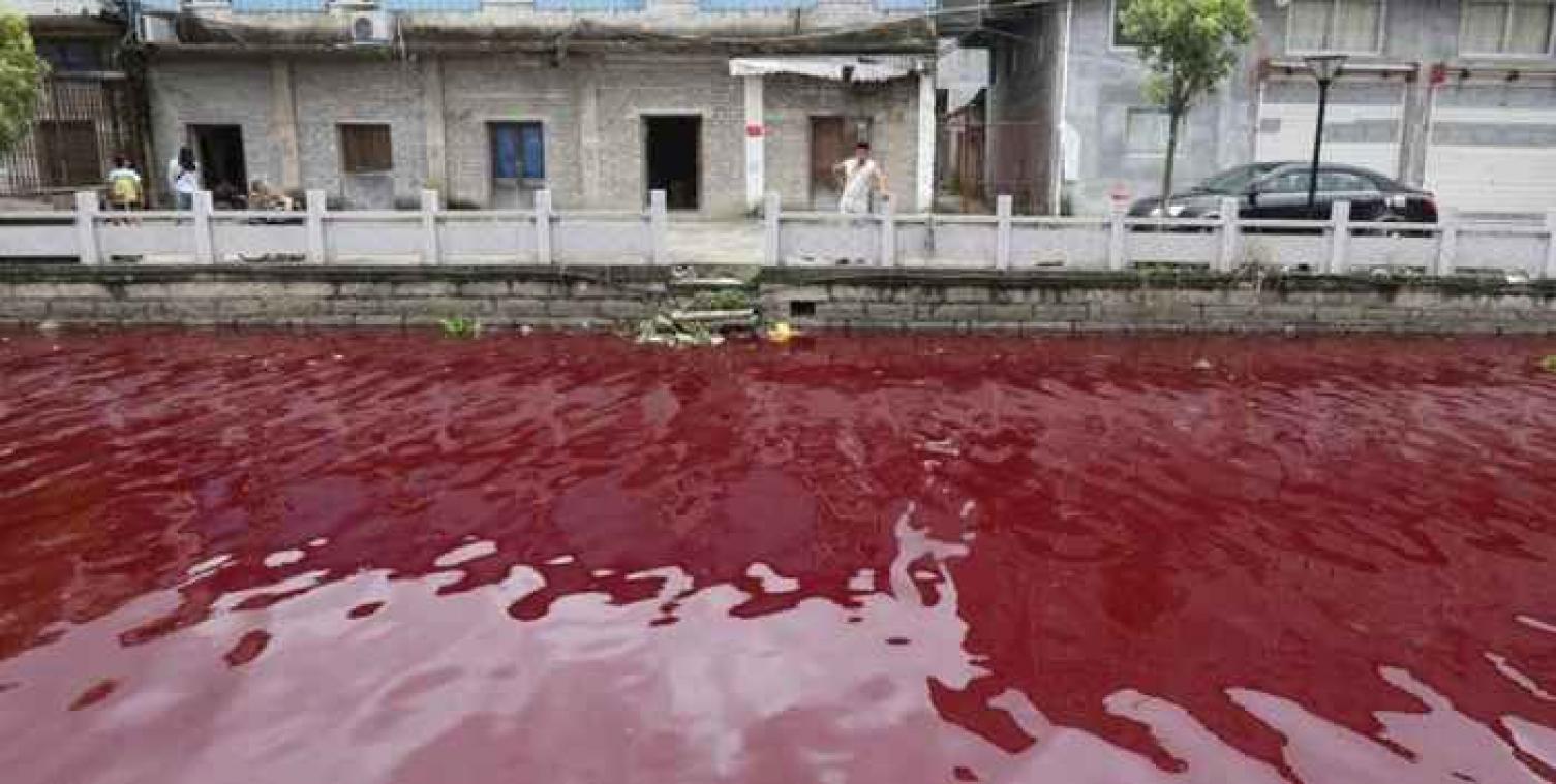 Chinese rivier is plots bloedrood