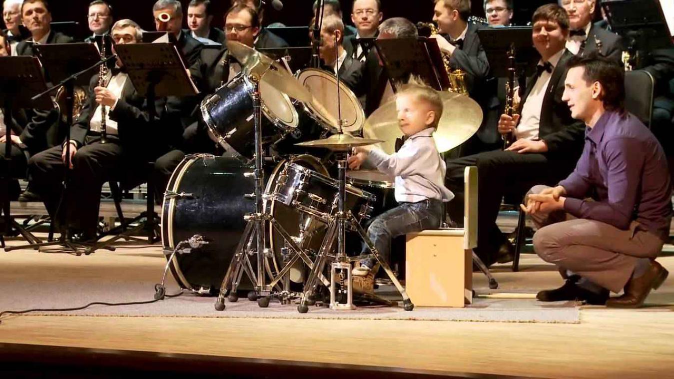 3-jarige jongen drumt in groot orkest en verbaast de hele wereld met zijn optreden