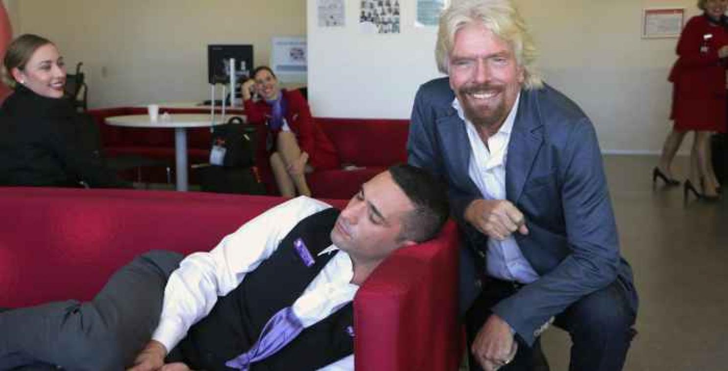 Richard Branson betrapt een van zijn werknemers op een dutje