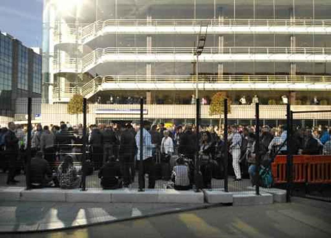 Lange wachtrijen aan veiligheidscontrole voor vertrekhal Brussels Airport