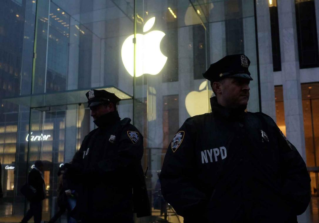 Eenvoudig shirt stelt dief in staat om Applestores te beroven