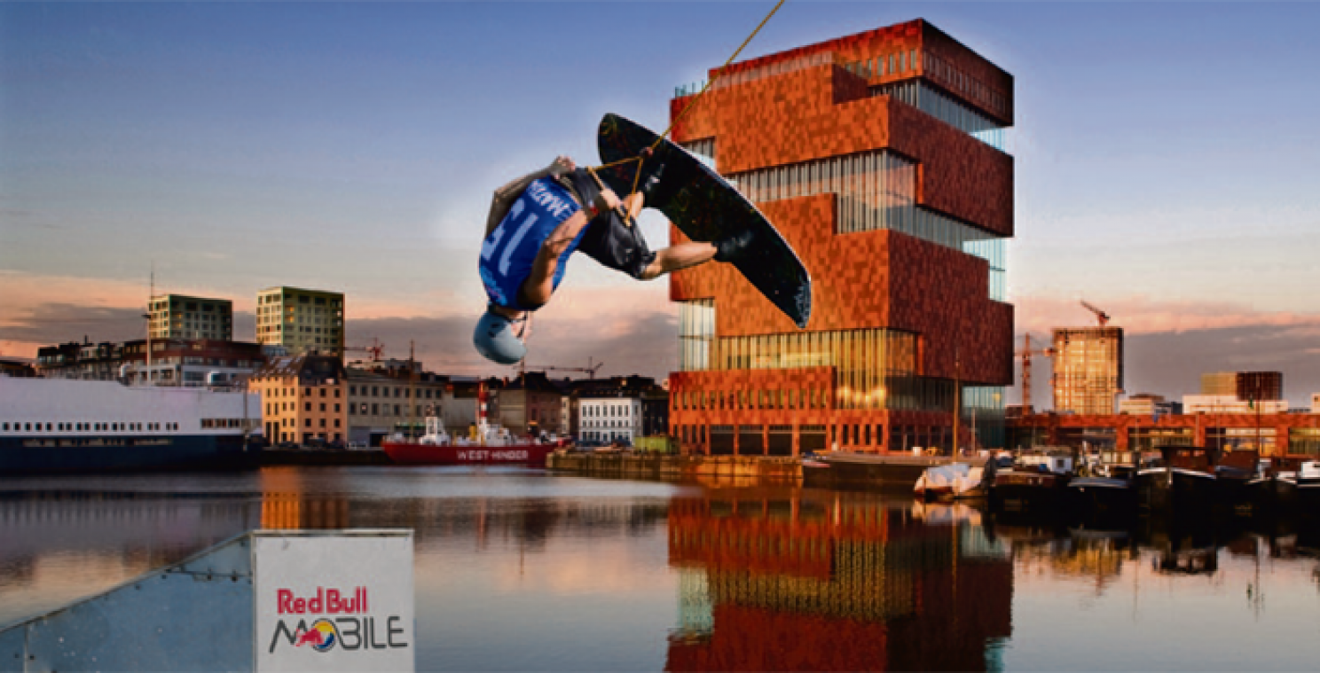 Spectaculaire wakeboardtricks in de schaduw van het MAS
