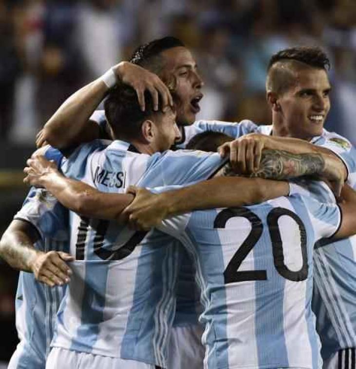 Copa America - Messi trapt Argentinië naar kwartfinales, Chili met de hakken over de sloot