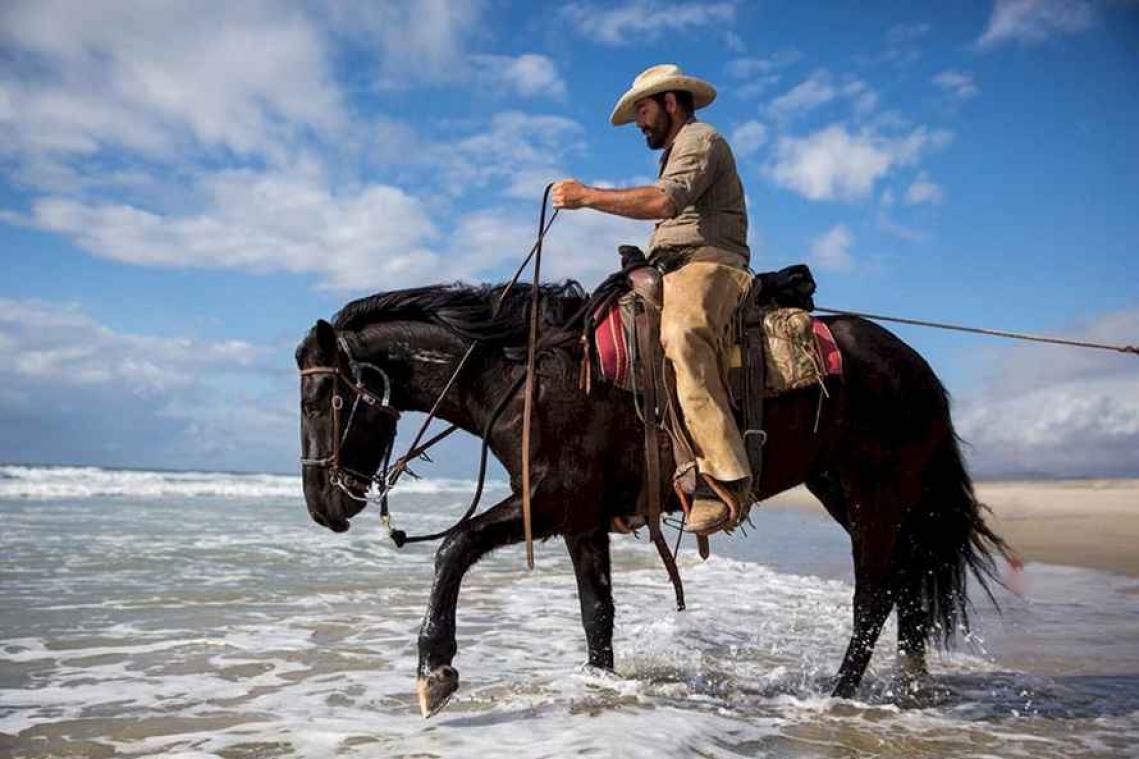 Cowboy strikt fietsendief met lasso