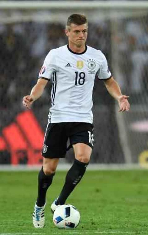 EK 2016 - Toni Kroos is 'Man van de Match' in Duitsland-Oekraïne