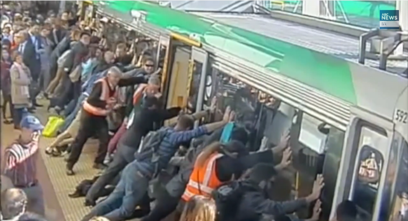 Macht van het volk doet trein kantelen en redt een man die vastgeklemd zat