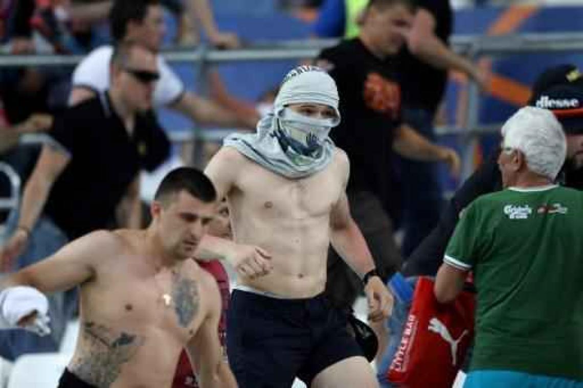 Geen enkele Russische hooligan opgepakt, want "extreem geoefend"
