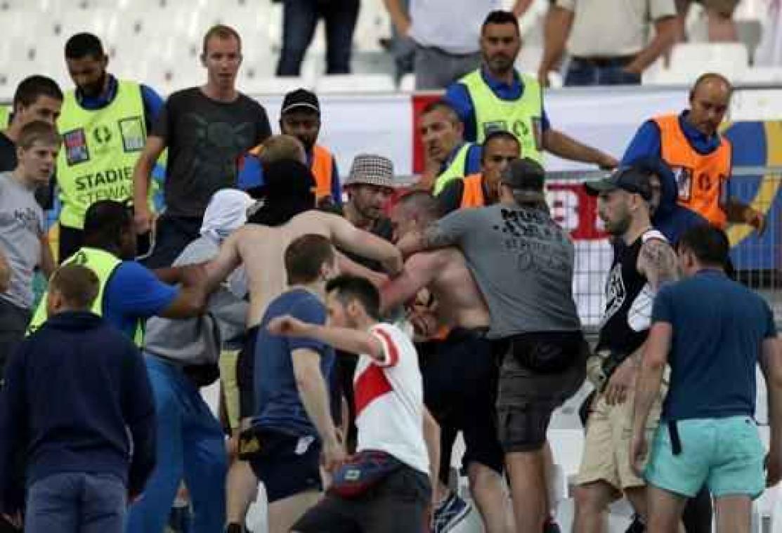 Rooney en Hodgson roepen Engelse fans op zich te gedragen