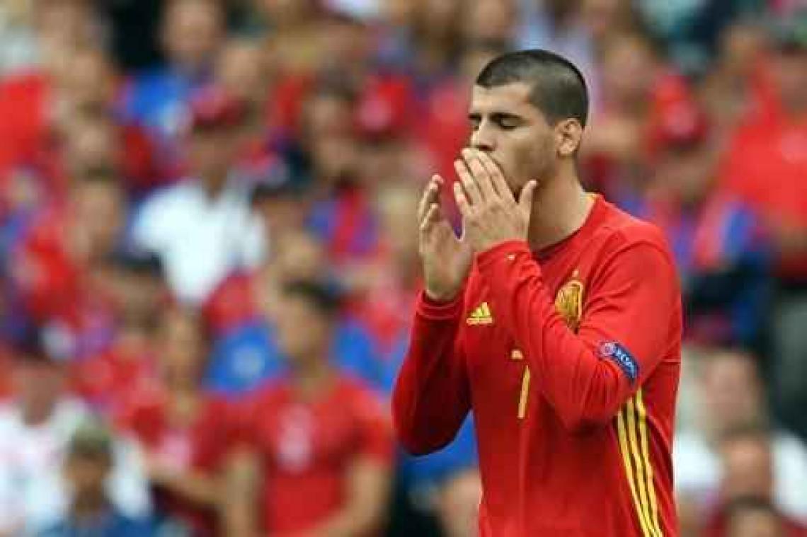Piqué verlost Spanje tegen Tsjechië