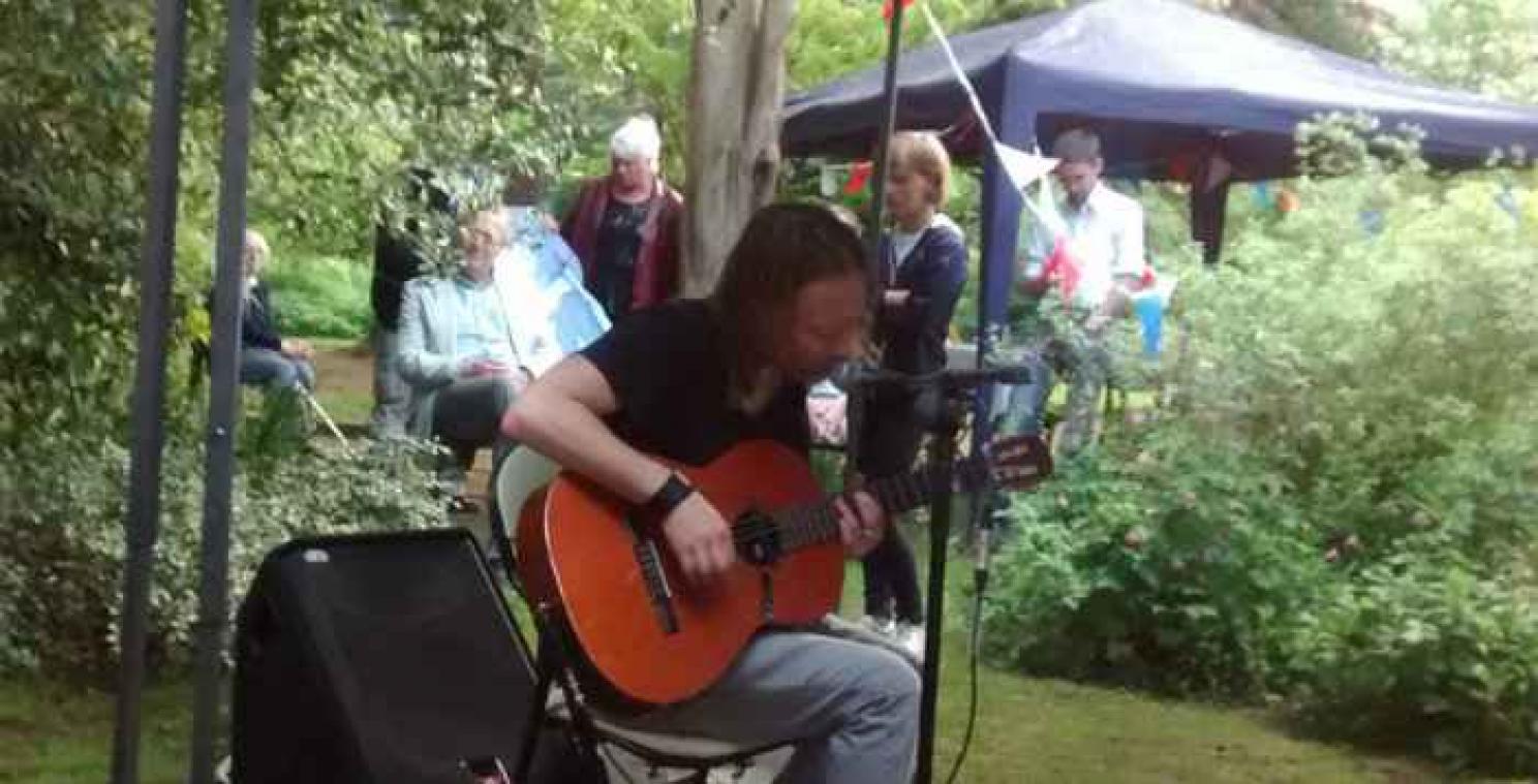Thom Yorke geeft optreden in tuin van buren