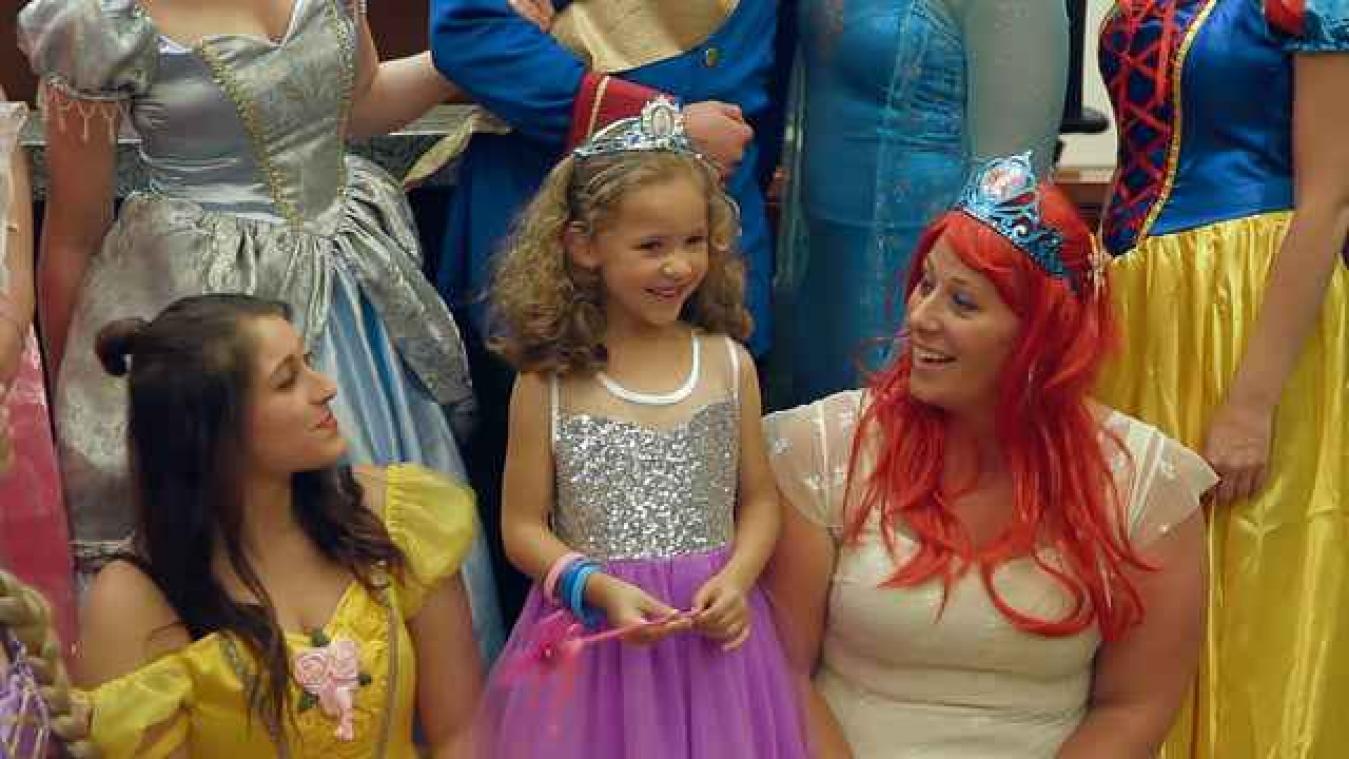 Meisje krijgt bezoek van prinsessen tijdens adoptiezaak