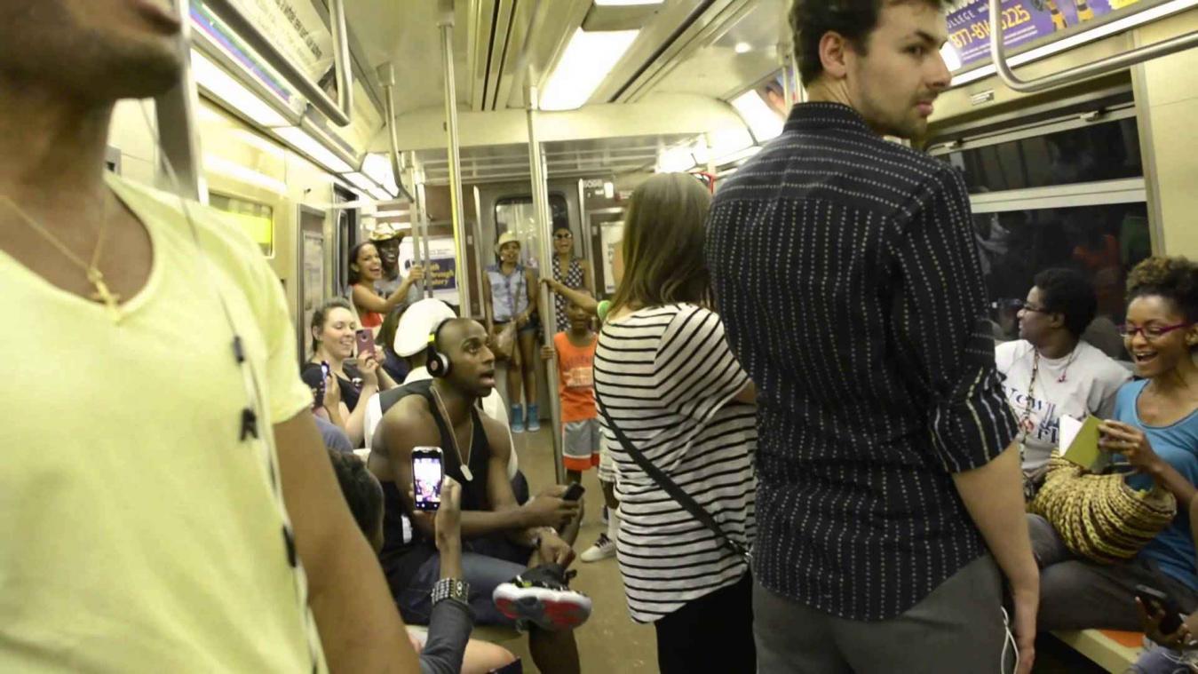 Broadway cast van The Lion King verrast metropassagiers met een optreden
