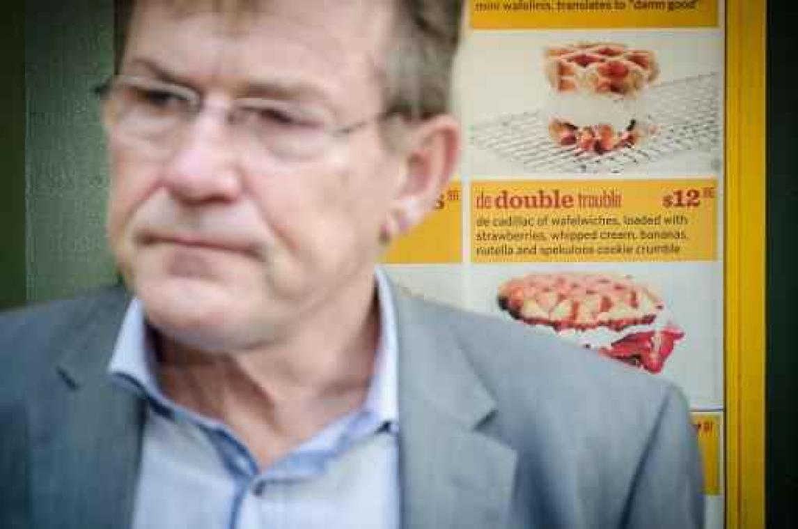 Van Overtveldt loopt officiële berisping op voor 'promobrief' bij belastingaangifte