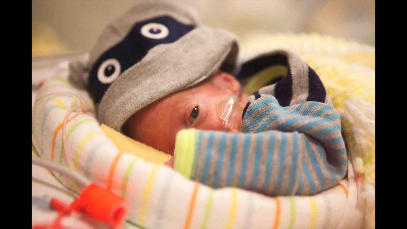 Bekijk het verhaal van Walker, een prematuur geboren baby die een halve kilogram woog, in een prachtige time lapse video
