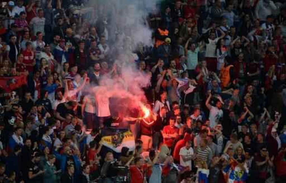 Russische supporters schieten vuurpijl af tijdens de match