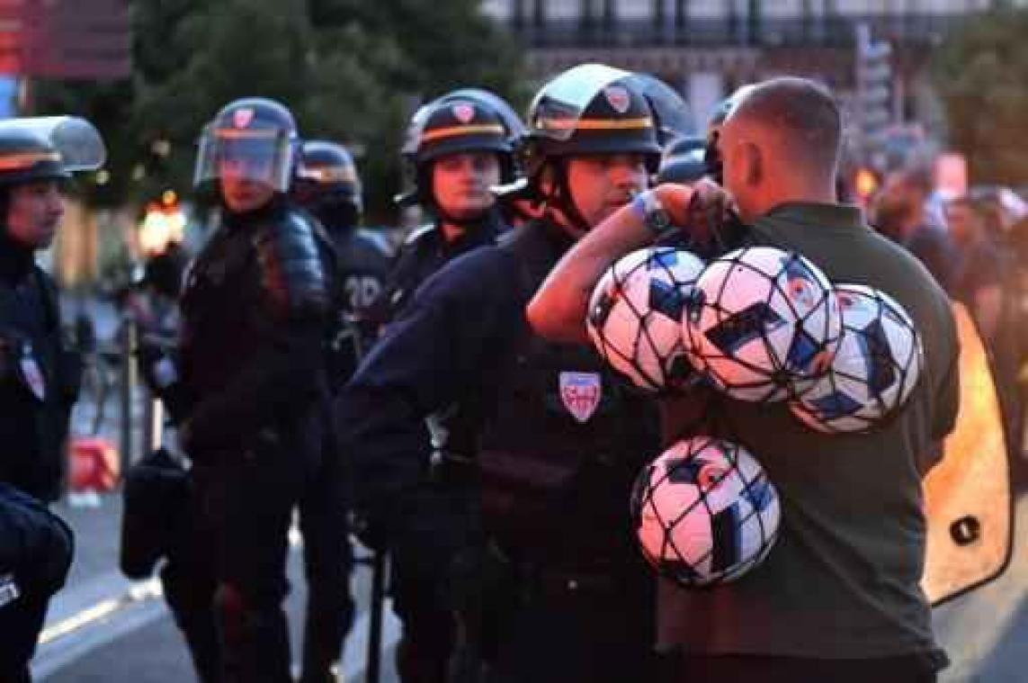 EK 2016 - Politie gebruikt traangras in Rijsel om 200 Britse supporters uiteen te drijven
