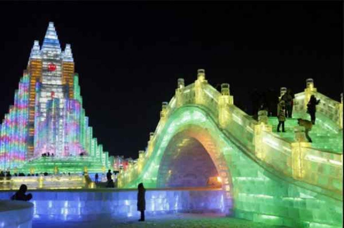 China opent ijsfestival met imposante sculpturen