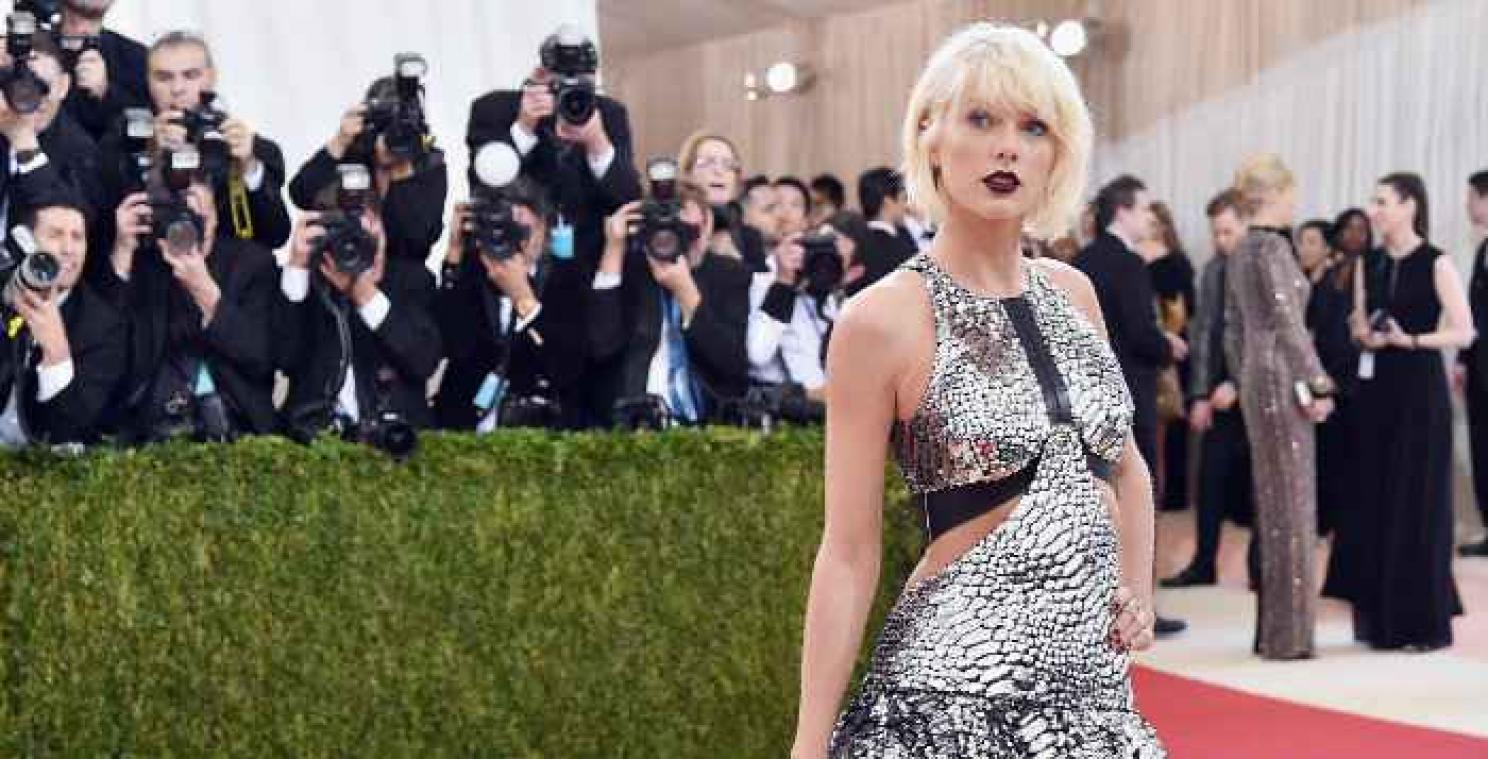 Taylor Swift al kussend gespot met Tom Hiddleston