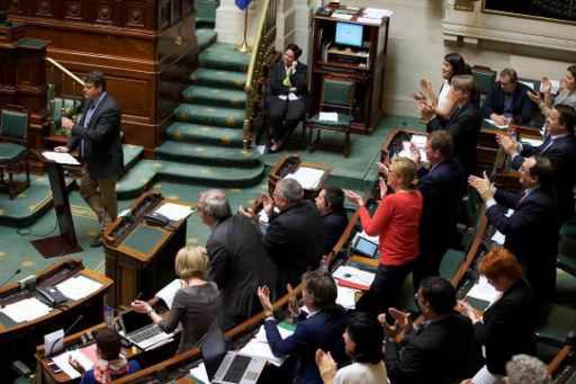 Tobintaks - Staande ovatie van oppositie voor Deseyn na kritiek op Van Overtveldt