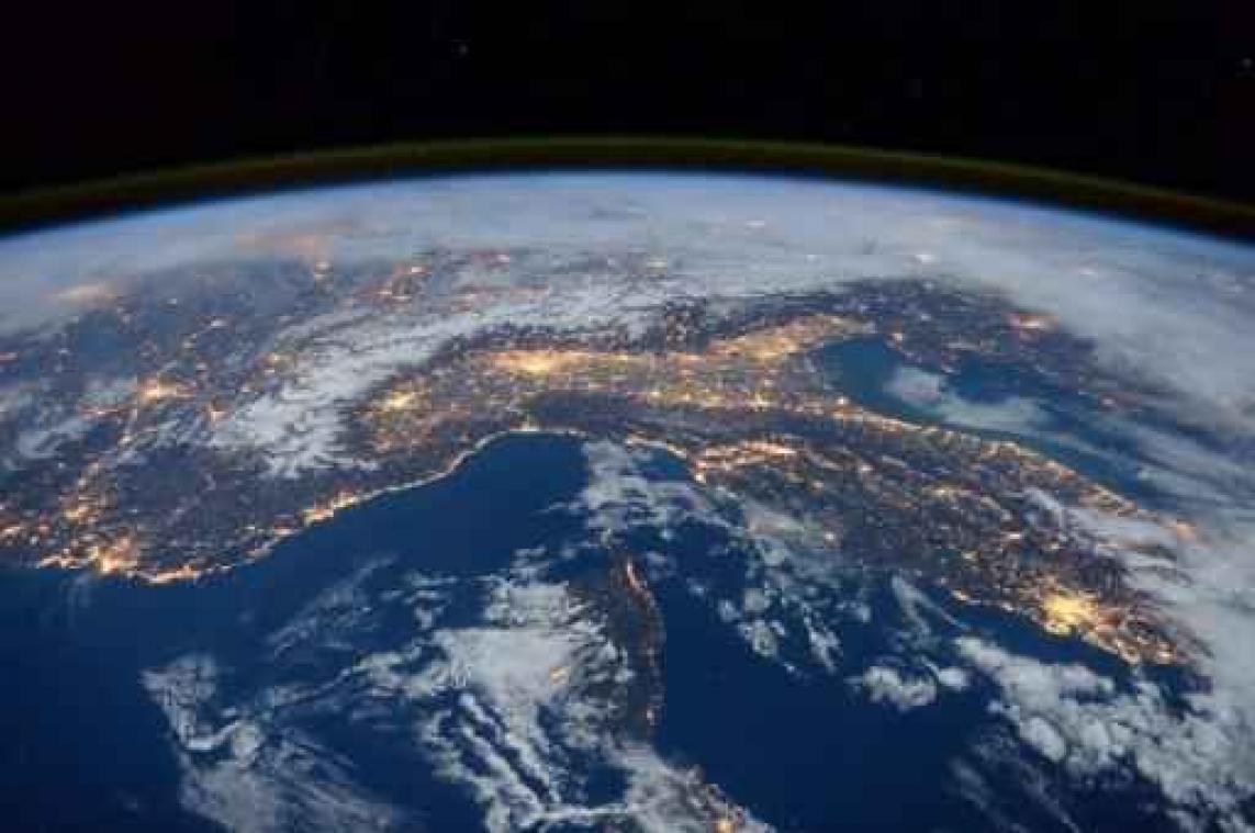 Mini-asteroïde omcirkelt zoals een maan de Aarde