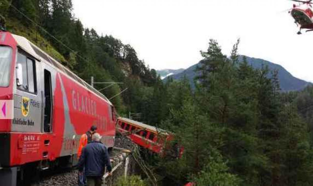 Zwitserse trein ontspoort boven ravijn