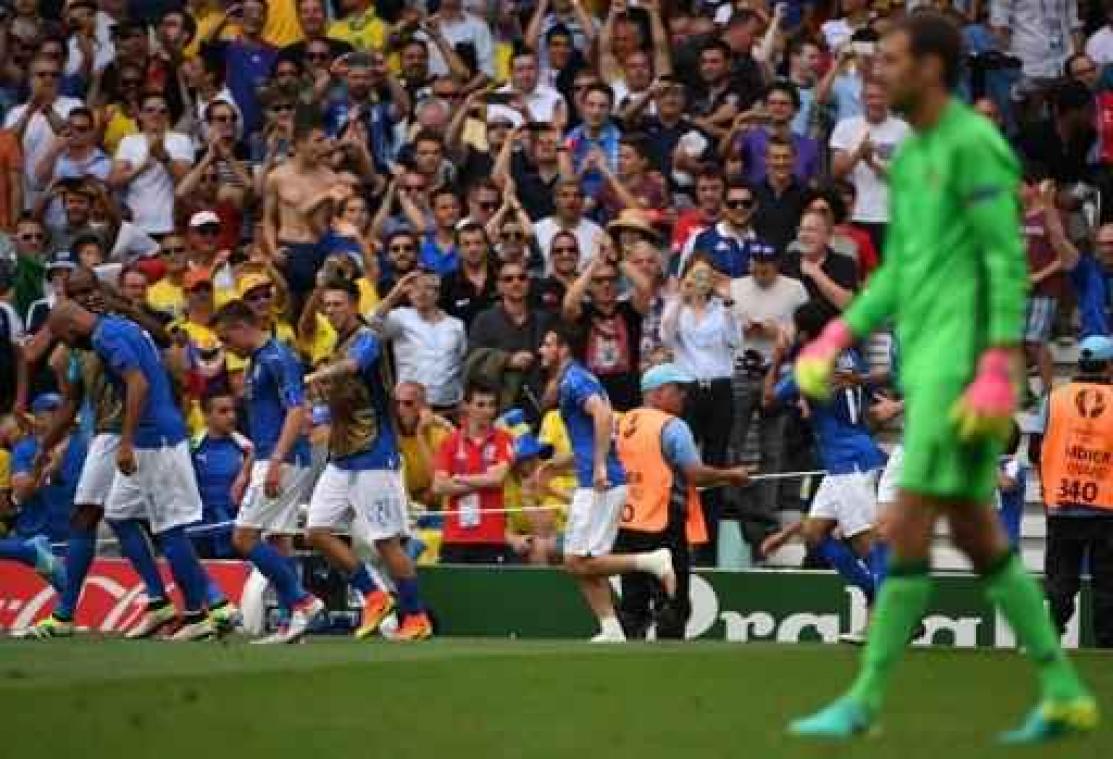 Italianen in extremis voorbij Zweden en naar 1/8 finales