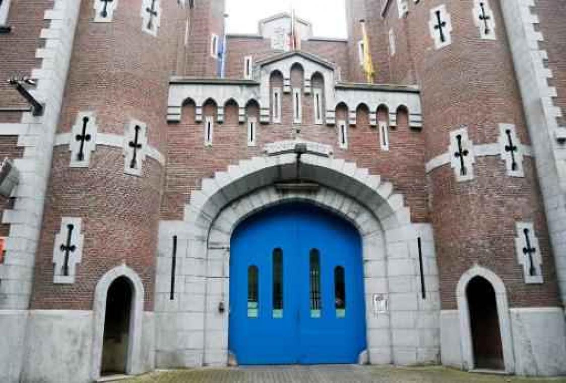 Werk hervat maandag in gevangenis Bergen, Lantin staakt voort