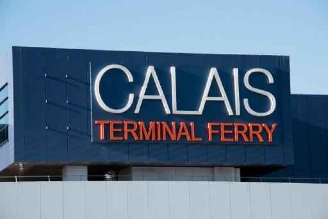 Haven van Calais ligt anderhalf uur stil door vluchtelingen in het water