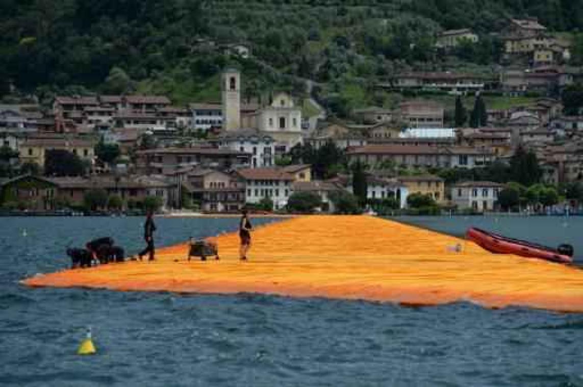 Op het water wandelen op Christos' "Floating Piers" in Italië