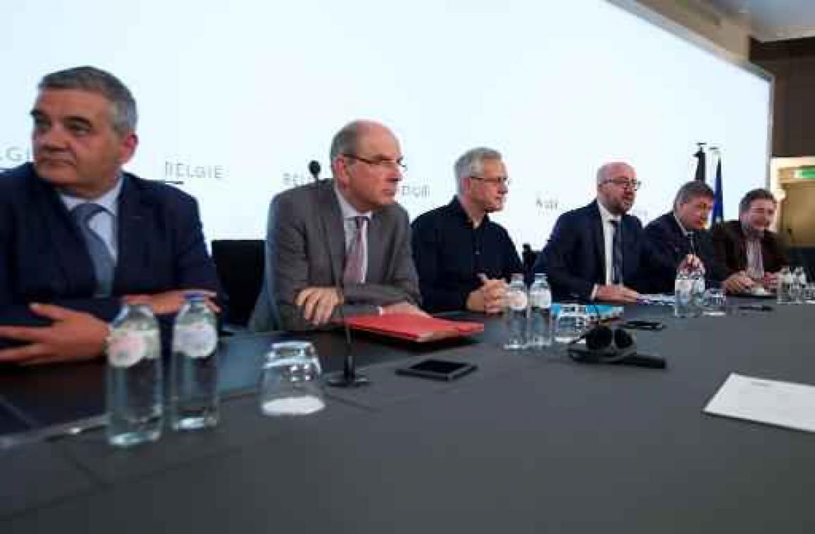 Dreigingsniveau 3 met bijkomende en aangepaste maatregelen, zegt premier Michel