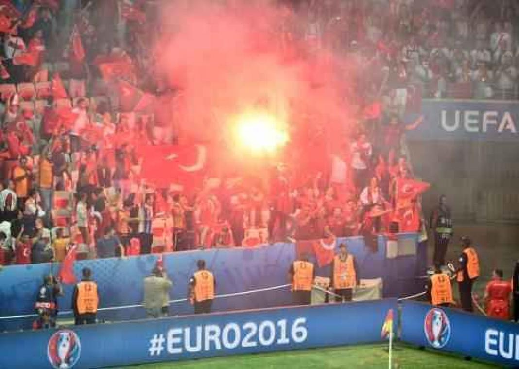 Euro 2016 - Franse supporter opgepakt nadat hij twee personen verwondde met bengaals vuur