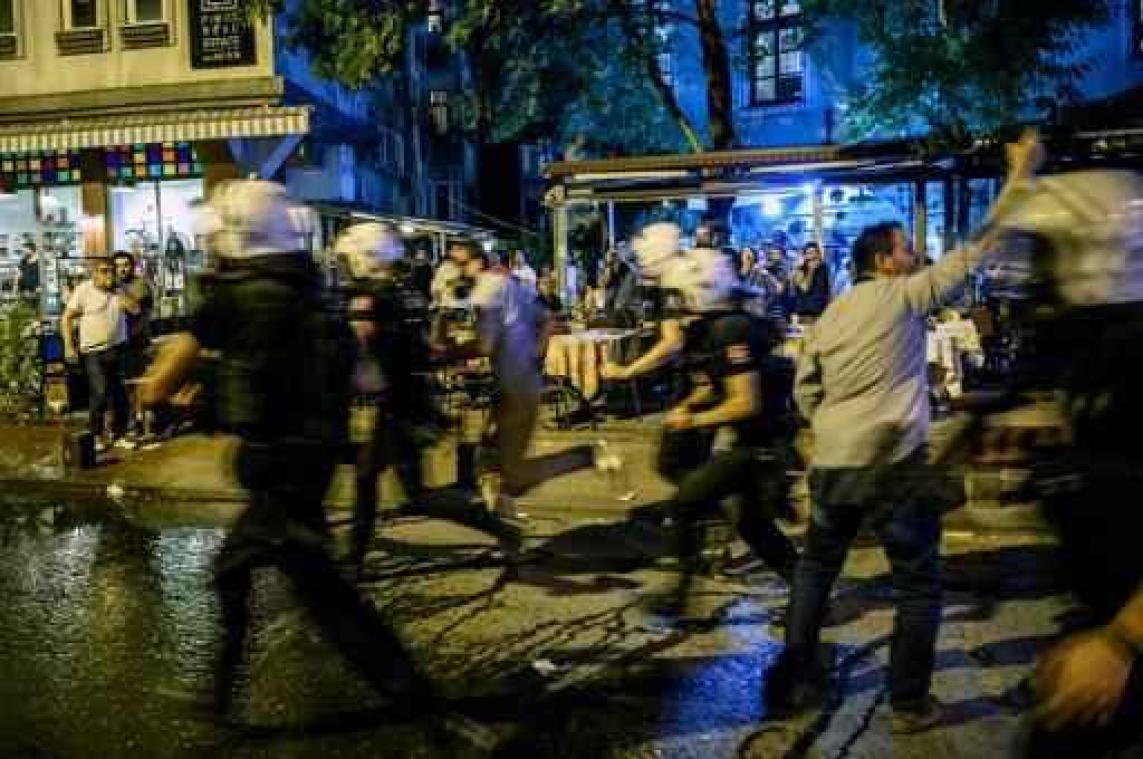 Turkse politie drijft manifestanten uit elkaar na islamistische aanval op platenzaak