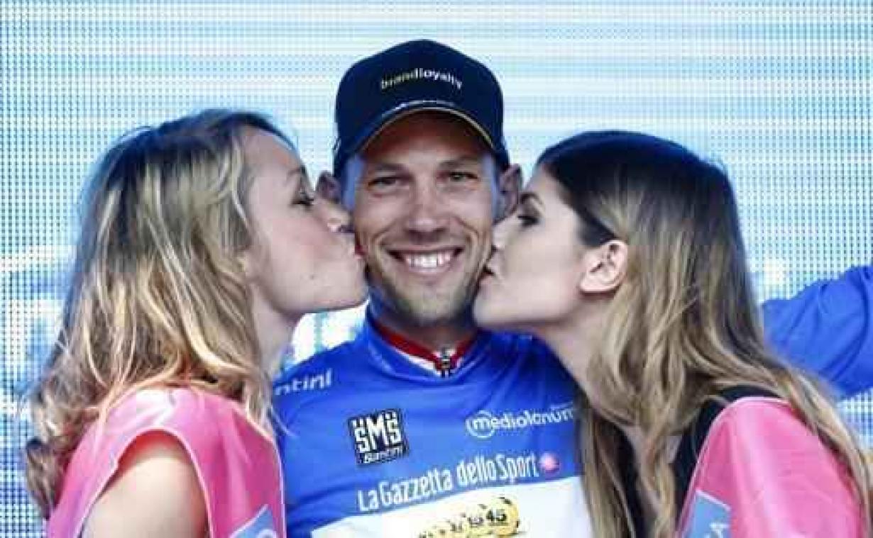 Ster ZLM Toer - Maarten Tjallingii hangt fiets aan de haak