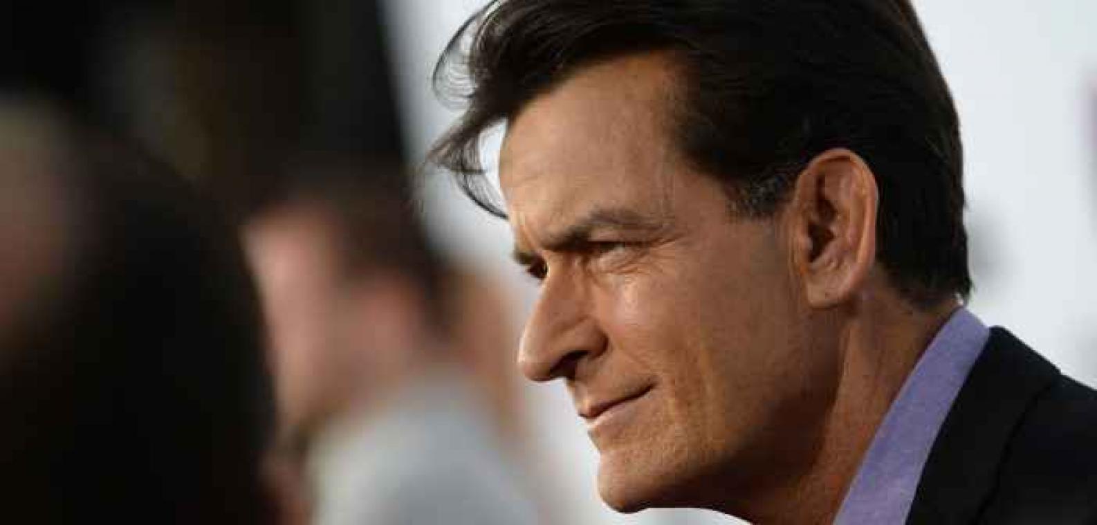 Charlie Sheen voert een heel eigen versie van de Ice Bucket Challenge uit en deze mag zeker gekopieerd worden