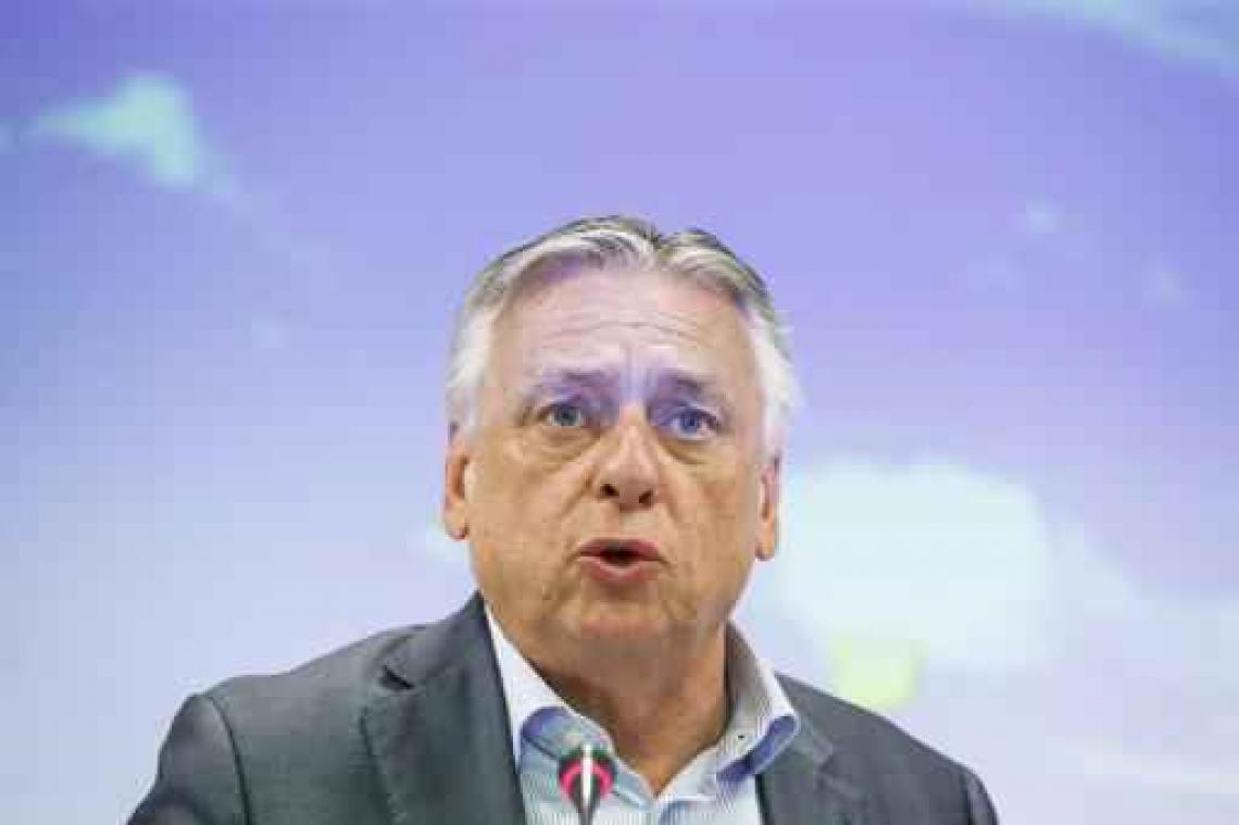 Belgische delegatie legt krans neer aan de Bataclan in Parijs