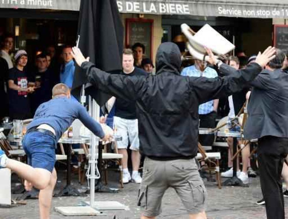 Twee zwaargewonde Engelse supporters in Marseille nog steeds in coma