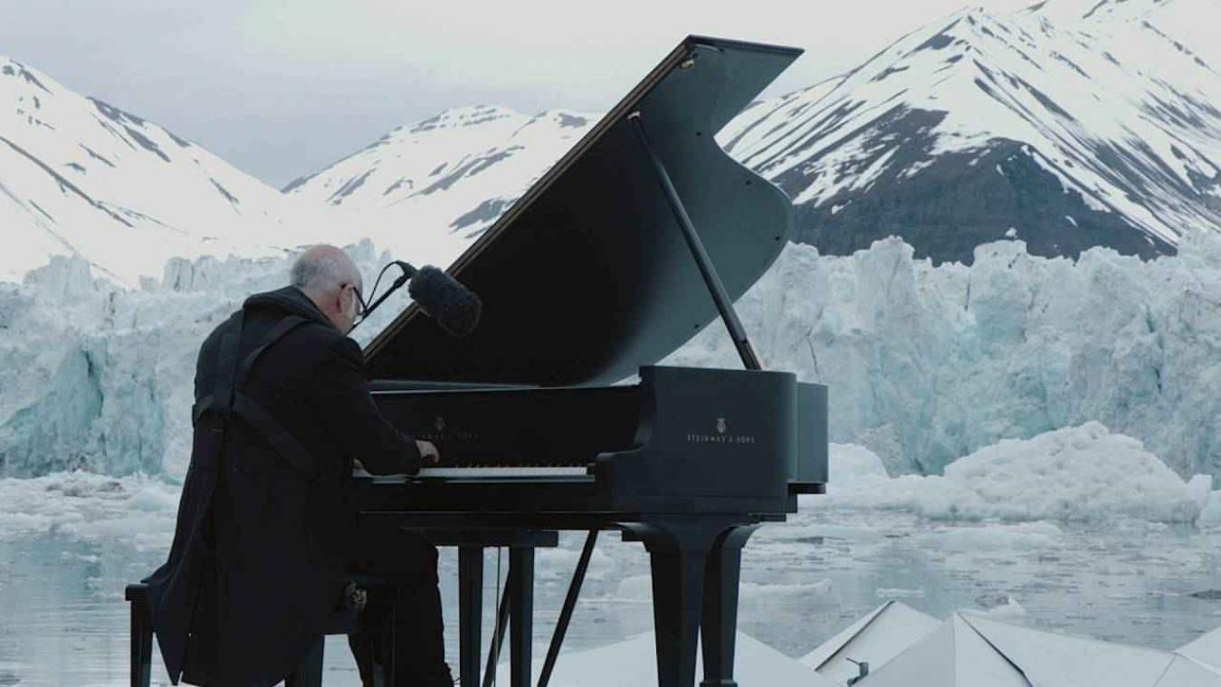 Pianist soleert op een artificiële ijsschots