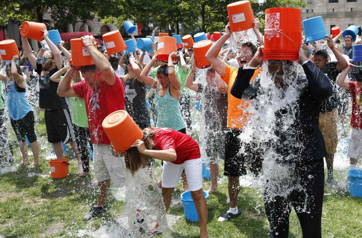 In plaats van een koude douche voor de ALS Ice Bucket Challenge kreeg deze dame een hartverwarmend verzoek