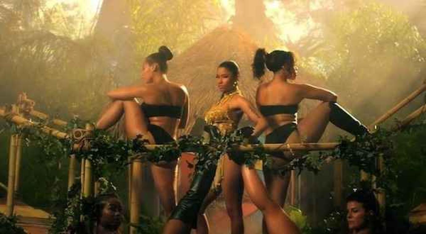 Backup danseres van Nicki Minaj werd gebeten door een slang tijdens 'Anaconda'